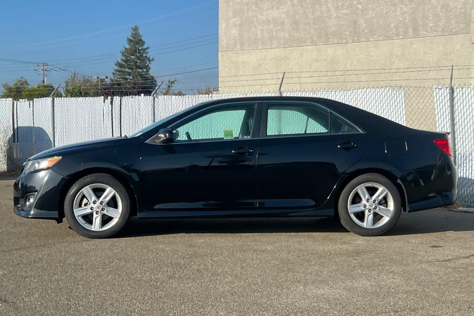 Used 2012 Toyota Camry SE FWD image 2