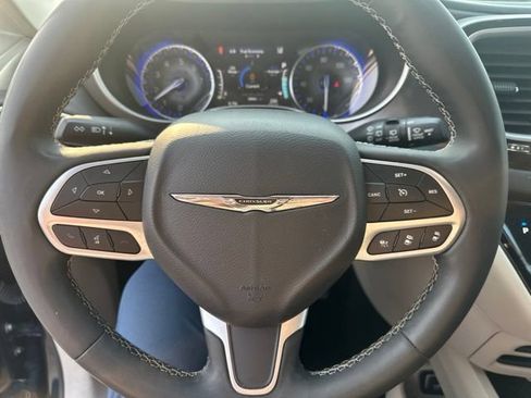 Used 2023 Chrysler Pacifica Touring-L FWD image 5