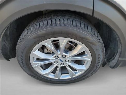 Used 2021 Ford Explorer XLT w/ Equipment Group 202A RWD image 11