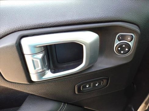 Used 2020 Jeep Wrangler Unlimited Sahara image 12