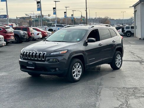 Used 2017 Jeep Cherokee Latitude w/ Comfort/Convenience Group image 9