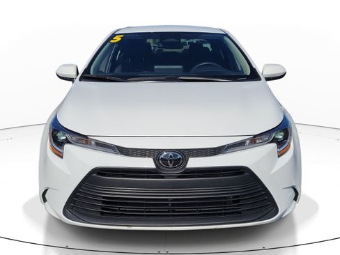 Used 2025 Toyota Corolla LE FWD image 2