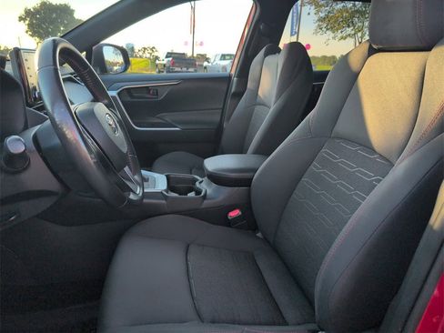 Used 2021 Toyota RAV4 SE image 9