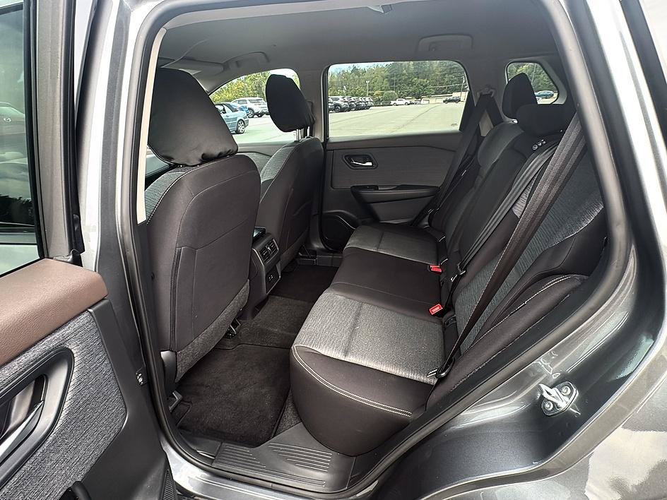 Certified 2023 Nissan Rogue SV FWD image 17