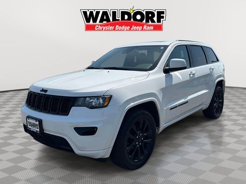 Used 2020 Jeep Grand Cherokee Altitude image 3