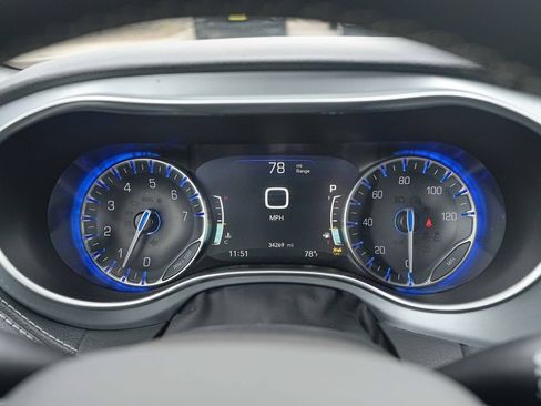 Used 2025 Chrysler Pacifica Limited FWD image 35