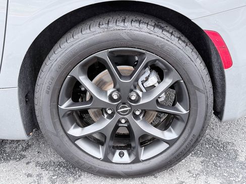 Used 2025 Chrysler Pacifica Limited FWD image 39