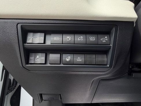 Used 2025 Toyota Sequoia Capstone AWD/4WD image 10