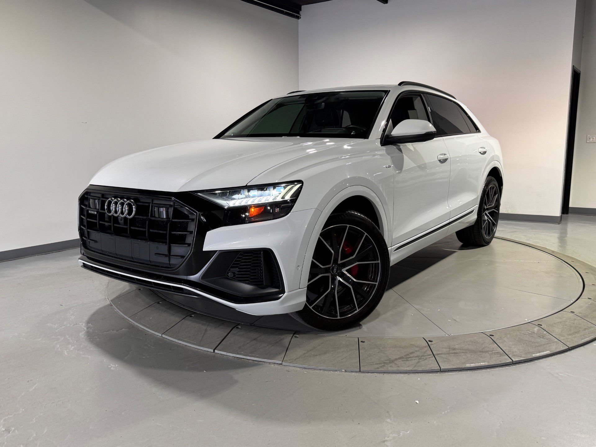 Used 2019 Audi Q8 Prestige w/ Luxury Package AWD/4WD image 3