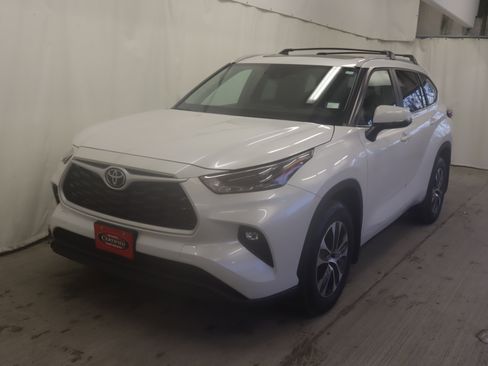 Certified 2023 Toyota Highlander XLE image 19