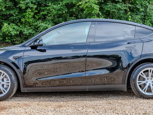 Used 2021 Tesla Model Y Long Range AWD/4WD image 2