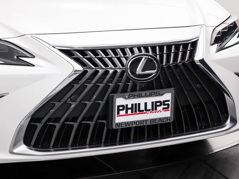 Used 2024 Lexus ES 300h w/ Luxury Package FWD image 10
