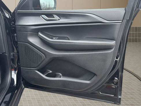 Used 2025 Jeep Grand Cherokee Laredo X w/ Luxury Tech Group I image 37