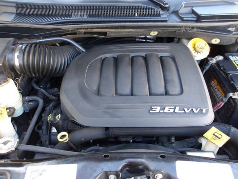 Used 2016 Chrysler Town & Country Touring-L w/ Driver Convenience Group FWD image 29