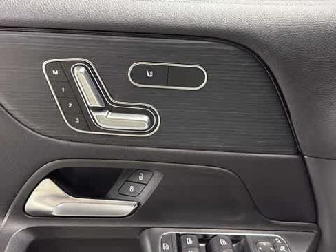 Used 2022 Mercedes-Benz GLB 250 4MATIC image 12