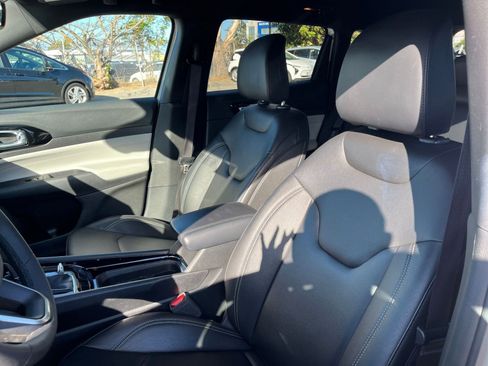 Used 2025 Jeep Compass Limited image 36