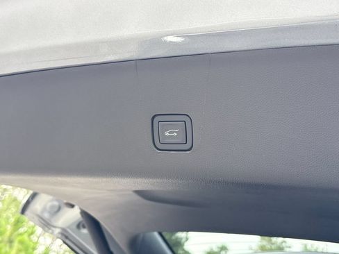 Used 2023 Chevrolet Traverse Premier FWD image 30