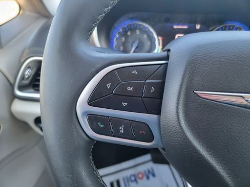 Used 2024 Chrysler Pacifica Touring-L image 19