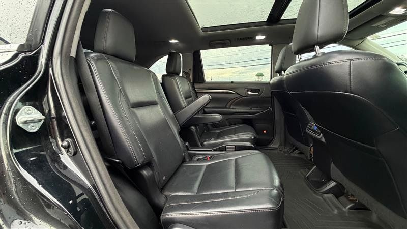 Used 2015 Toyota Highlander Limited Platinum AWD/4WD image 38