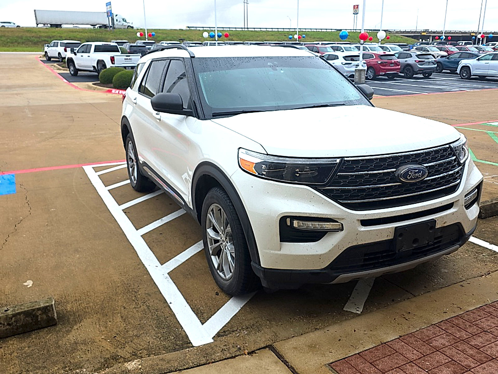 Used 2022 Ford Explorer XLT w/ Equipment Group 202A AWD/4WD image 8