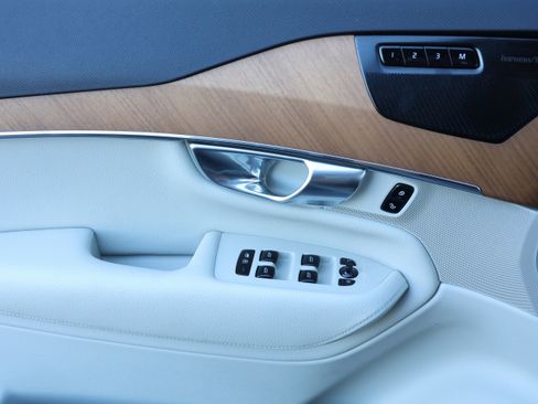 Used 2022 Volvo XC90 T6 Momentum w/ Advanced Package image 12