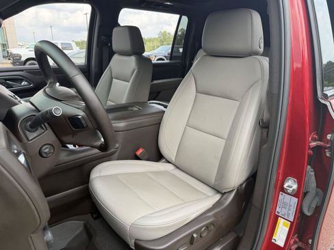 Used 2024 Chevrolet Suburban Z71 w/ Luxury Package AWD/4WD image 16