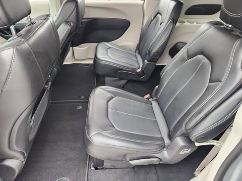 Used 2024 Chrysler Pacifica Touring-L FWD image 28