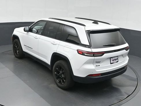 Used 2025 Jeep Grand Cherokee Altitude AWD/4WD image 34