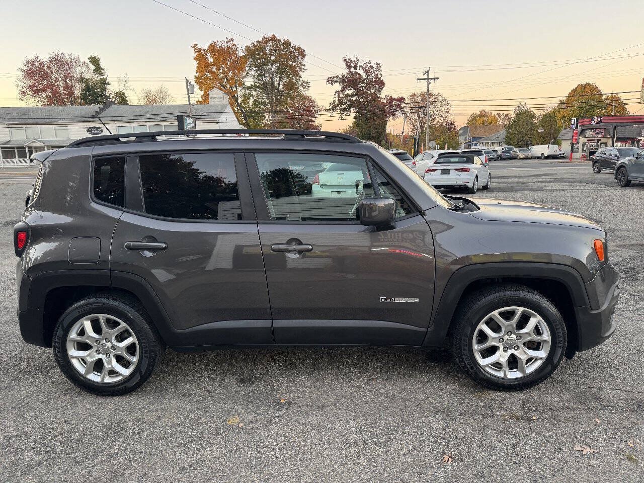 Used 2018 Jeep Renegade Latitude FWD image 4