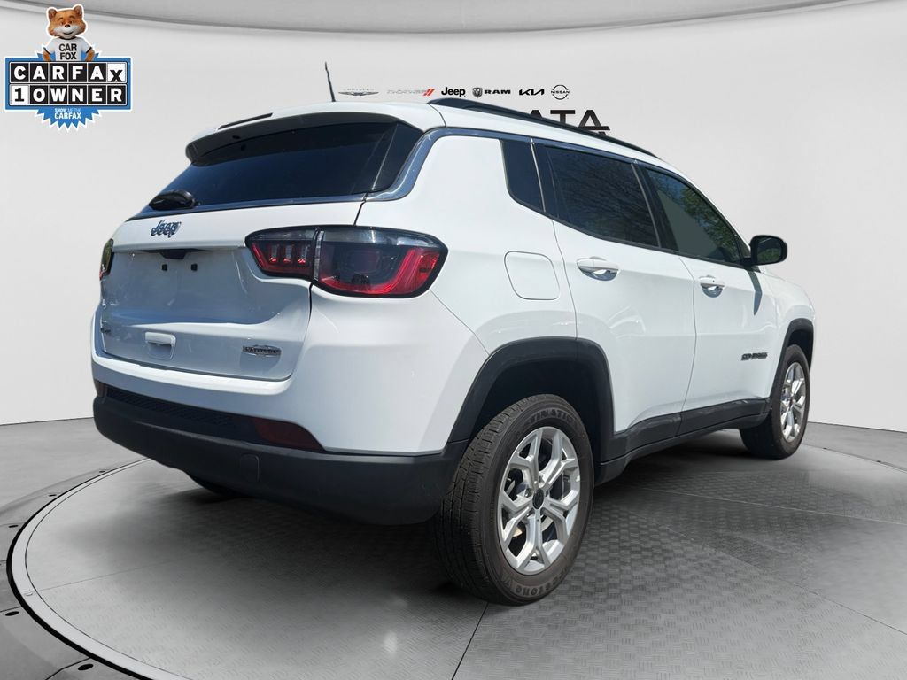 Used 2025 Jeep Compass Latitude AWD/4WD image 5