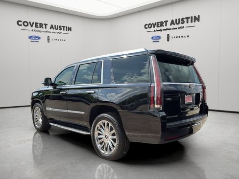 Used 2018 Cadillac Escalade Luxury image 3