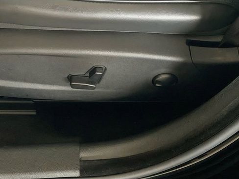 Used 2023 Chrysler 300 Touring L w/ Comfort Group image 13