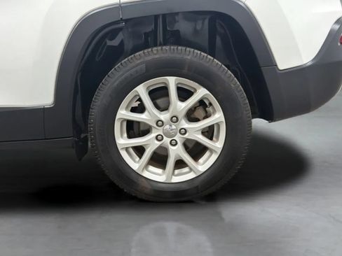 Used 2017 Jeep Cherokee Latitude w/ Comfort & Sound Group FWD image 25