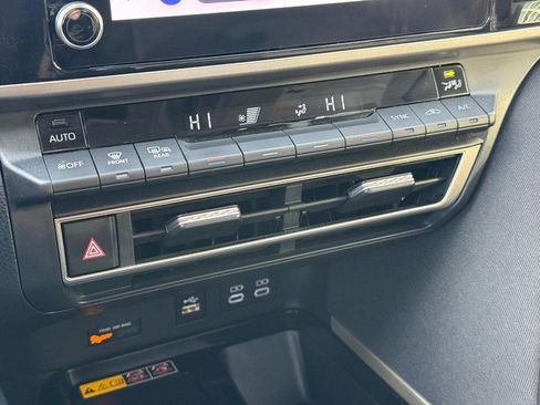 Used 2025 Toyota Camry LE image 28