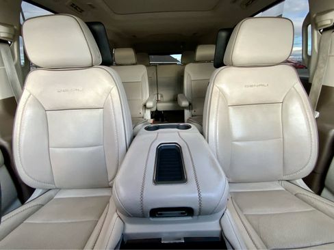 Used 2021 GMC Yukon XL Denali w/ Denali Premium Package image 33