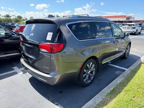 Used 2019 Chrysler Pacifica Limited w/ Tire & Wheel Group FWD image 11