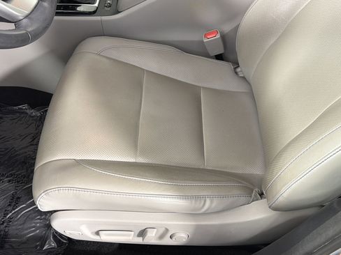 Used 2015 Toyota Highlander Limited w/ Driver Technology Package FWD image 11