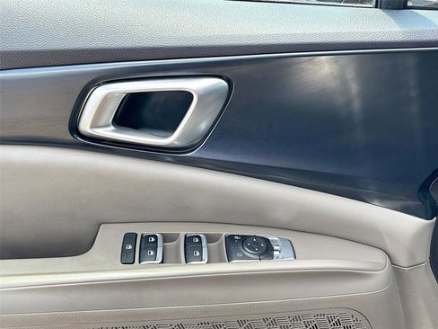 Used 2025 Kia Carnival FWD image 18