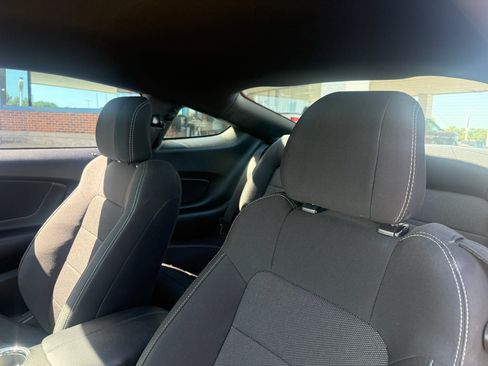 Used 2017 Ford Mustang Coupe RWD image 3
