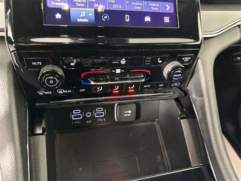 Used 2023 Jeep Grand Cherokee Altitude image 33