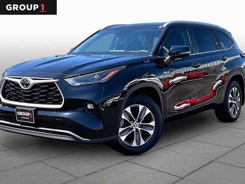 Certified 2025 Toyota Highlander XLE AWD/4WD image 1
