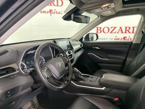 Used 2021 Toyota Highlander XLE AWD/4WD image 12