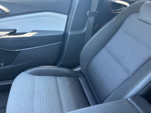 Used 2025 Chevrolet Trax LT FWD image 30