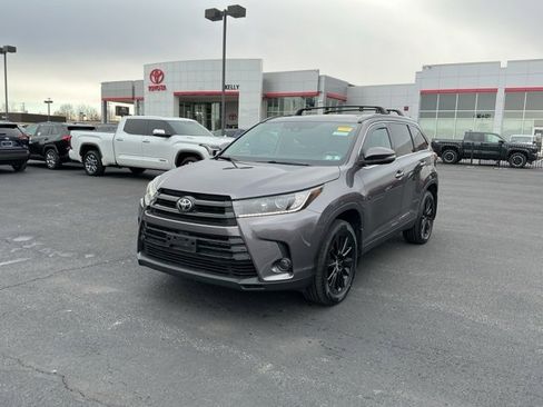 Used 2019 Toyota Highlander SE image 1