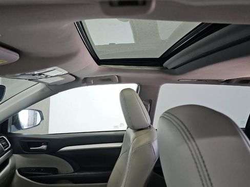 Used 2019 Toyota Highlander XLE image 15