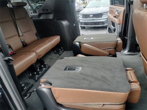 Used 2023 Chevrolet Suburban High Country image 24
