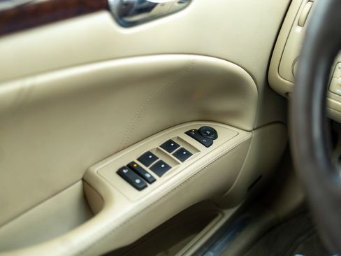 Used 2011 Buick Lucerne CXL image 7