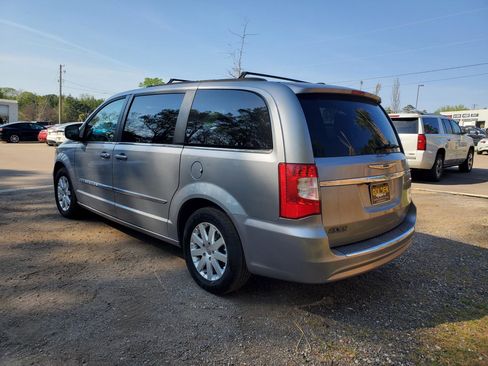 Used 2015 Chrysler Town & Country Touring image 5