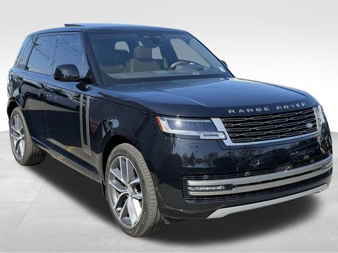 Used 2025 Land Rover Range Rover SE image 3