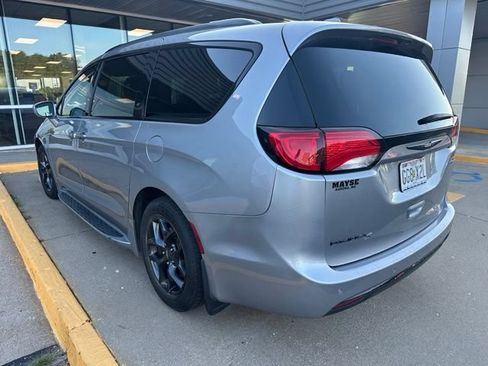 Used 2018 Chrysler Pacifica Touring-L w/ Premium Audio Group FWD image 2